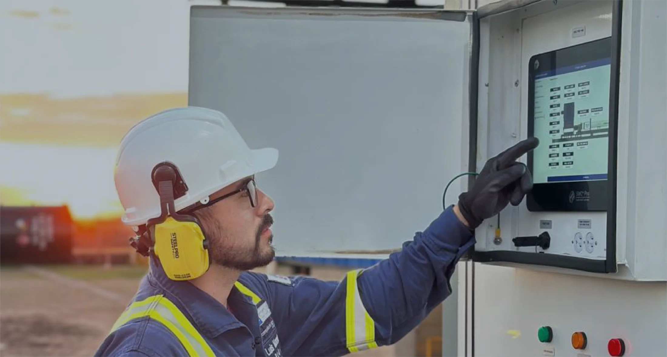 Especialista de SLACOL supervisando un sistema de control mediante una interfaz industrial